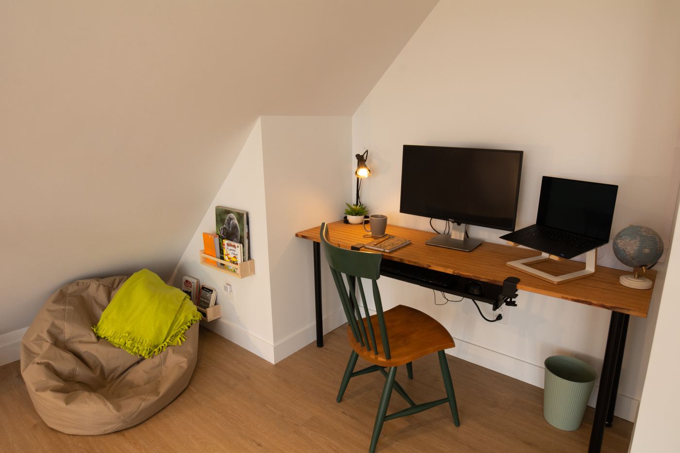 Bureau de travail avec écran, clavier et souris