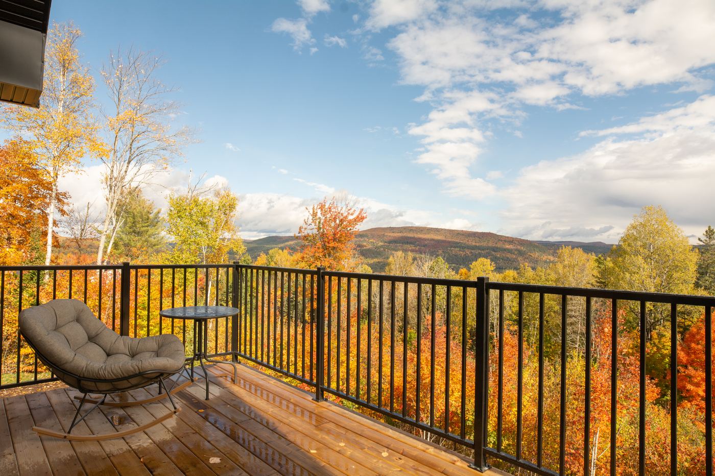 Balcon avec chaise berçante et vue sur les montagnes en automne