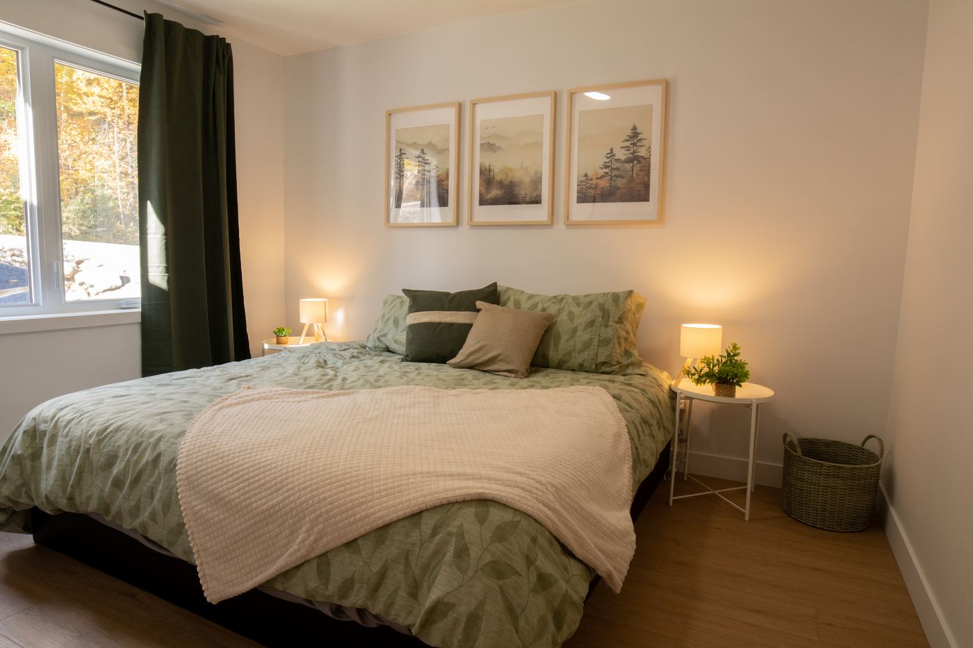 Chambre avec lit double et tables de chevet