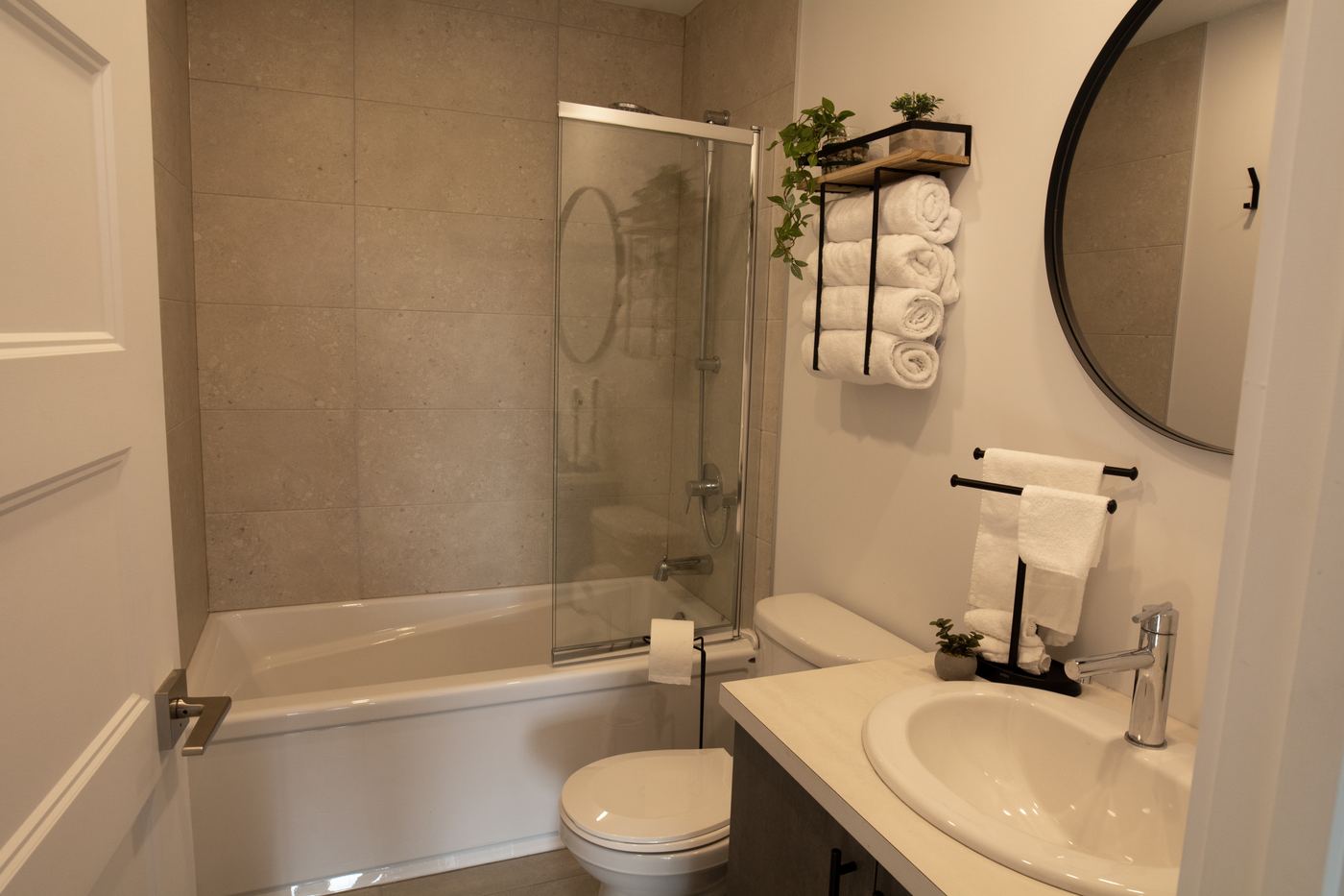 Salle de bain avec bain-douche