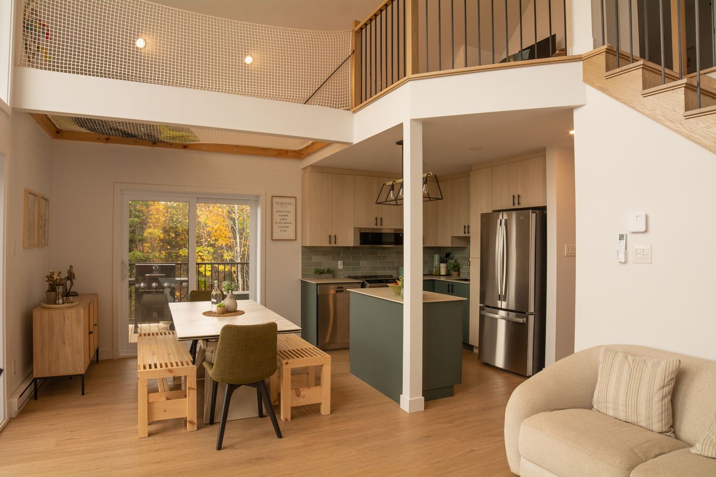 Aire ouverte avec cuisine, salle à manger et mezzanine