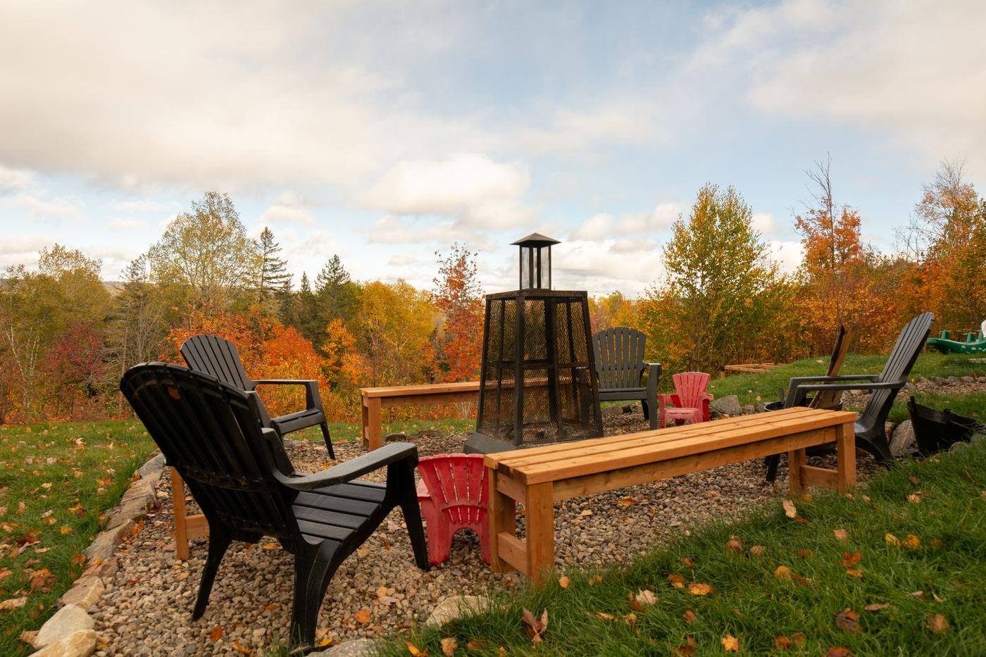 Foyer extérieur entouré de chaises Adirondack