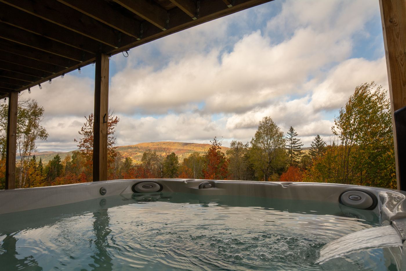 Spa extérieur avec vue sur les montagnes